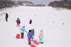 多くの市民の方で賑わうスキー上の斜面