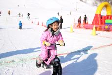 スノーバイクマラソンでゴールした子ども