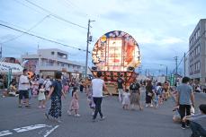 盆踊りを踊る市民