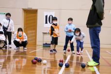 ボールを転がす子どもたち