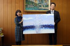 寄附される50号の絵を持つ佐藤氏と加藤市長