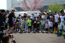 幼児の部スタート前に阿部雅司さん、奥山優奈さん、B・Bらが応援している様子