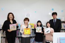 左から萬谷氏。佐々木会長・三浦児童会長・後藤図書委員長・井上校長