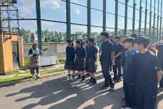 花屋さんを営む参加者からの説明を受ける