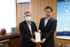 野田氏（左）と加藤市長（右）
