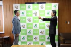 感謝状を読み上げる市長