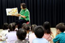 絵本の読み聞かせ