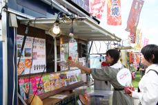 暑いからアイスやジェラートが人気かな？