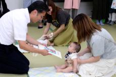 市長から本の贈呈
