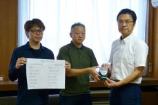 寄付金を手渡しているところ
