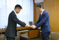 長男の竹内良平氏から寄付を受けているところ