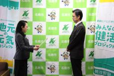 目録を読み上げる杉下氏