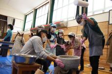 大人が力強くぺたんぺたん