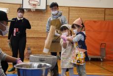 小さな子たちは二人協力してぺったん