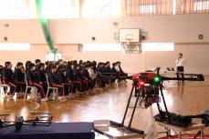 農薬器散布などで活躍する大き目のドローンも展示