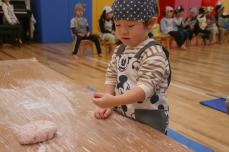 ついたおもちをまるめます