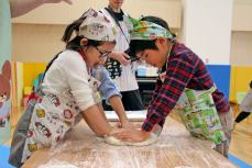 ついたおもちの形をととのえます