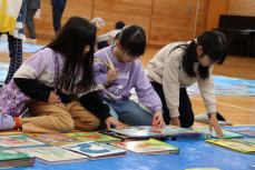 仕掛け絵本に興味津々