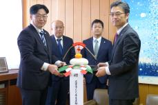 横山氏(左)と加藤市長(右)