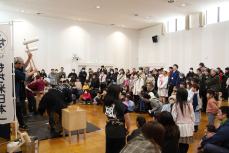 もちつきデモを見せる名誉もち大使と見習い