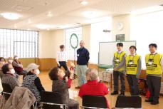 ドローンにカメラがついていることを知り手を振ってみる参加者