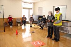 教わる、その様子を見守る