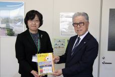 学用品を渡しています