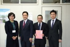 左から岸教育長、湯川組合長、佐久間会計、泉谷副組合長
