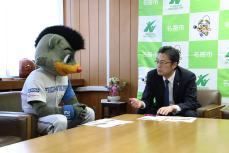 言葉を交わすB・Bと市長