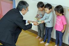 2歳児に渡しているところ1