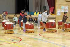 中名寄小学校4から6年生の児童が南小学校の児童に太鼓を披露しているところ