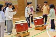 中名寄小学校の児童に太鼓のたたき方を教わる南小学校児童三枚目