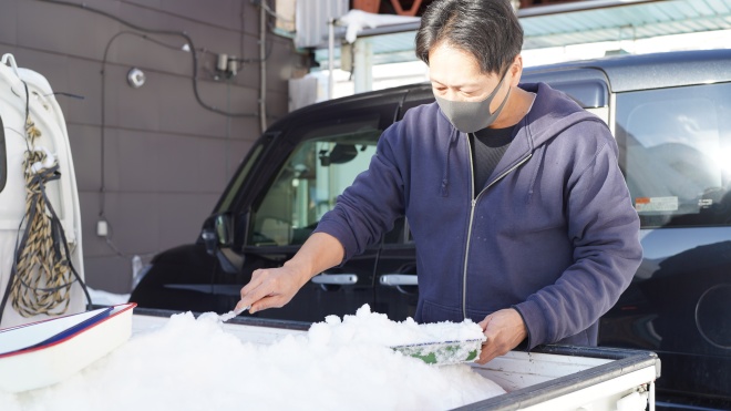 メープルタフィーを冷やすための雪