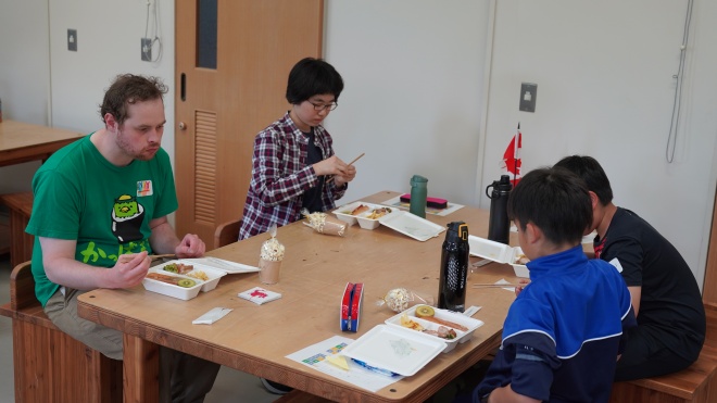 楽しくランチを食べる