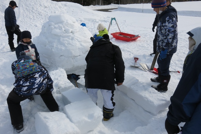 イグルー作りの様子