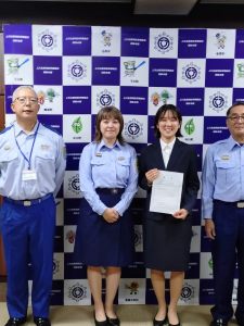 入団辞令書を持つ齋須愛菜(さいす あいな)さん