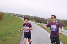 河川敷コースを走る親子ランナー