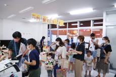 近隣の店内では臨時で駄菓子コーナーが設けられ