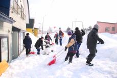 家屋の屋根下周りを除雪