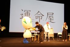 なよろうが監督と出演者に花束を渡す