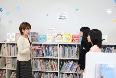 あいさつをする佐々木会長、お礼を伝える二人