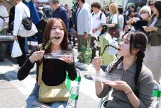 露店で売られるアスパラグルメを堪能
