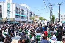 どのステージショーも観客がいっぱい、大盛り上がり
