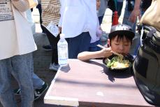 ラーメンに大きなアスパラをトッピング、子どもも楽しめる一品