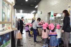 副市長に渡すお花を準備