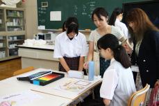 プロジェクト参加者のかわい氏・大学教授・生徒がデザインについて話し合う