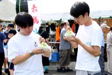 赤福氷食べる人