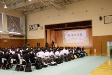 開会、多くの参加者が集まった