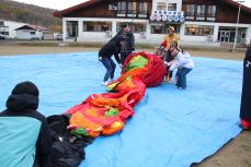 みんなでバルーンを広げる