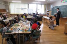 鶴岡市から派遣で来ている職員が説明